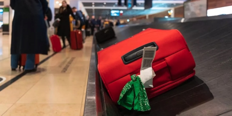 Let op: dit is waarom je nooit een lintje aan je koffer moet binden