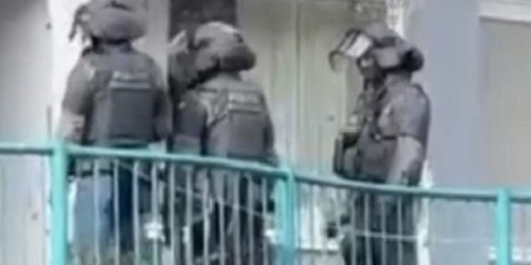 ZIEN: Moeder van zangeres S10 opgepakt door arrestatieteam