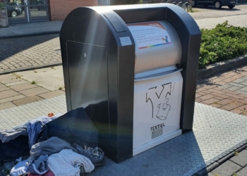 Gooi jij je oude kleding weleens in textielbakken? Dit is waarom je dat beter niet kunt doen