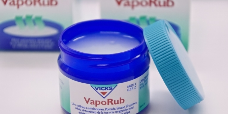VapoRub is er niet alleen voor verkoudheid: 9 manieren om dit geweldige goedje te gebruiken