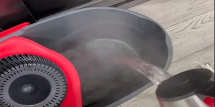 Dit is waarom je de vloer NOOIT met warm water moet dweilen