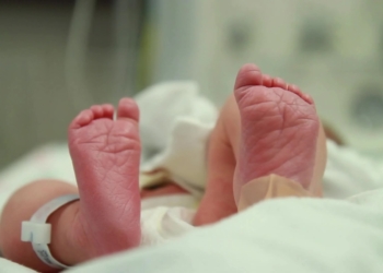 Thuisbevalling loopt fataal af: moeder (34) en pasgeboren dochter sterven kort na geboorte