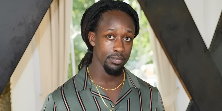 Akwasi zorgt voor opschudding met heftige oproep over het Sinterklaasfeest