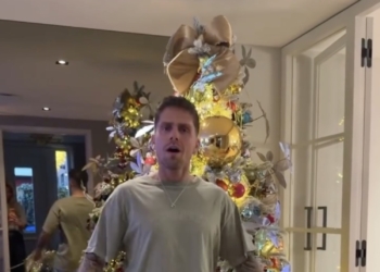 Kerstboom van André Hazes Jr. zorgt voor opschudding: ‘Baby op komst?’