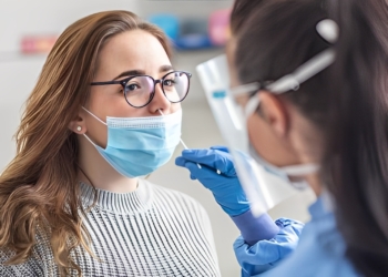 Deskundigen slaan alarm om nieuwe coronavariant en wijzen op een opvallend symptoom