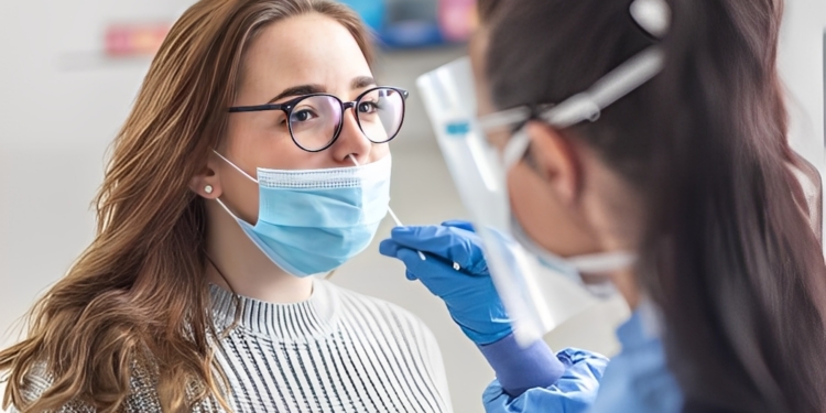 Deskundigen slaan alarm om nieuwe coronavariant en wijzen op een opvallend symptoom