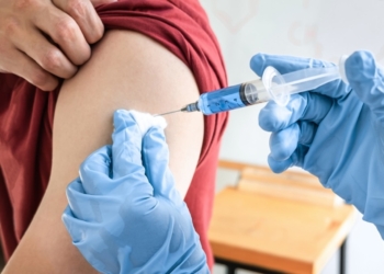 BIZAR: wat artsen jarenlang ontkenden over de coronaprik, blijkt nu tóch waar te zijn