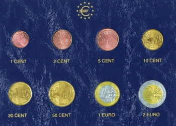 Heb jij nog zo’n mapje met eerste euromunten liggen? Dit is wat ze nu waard zijn