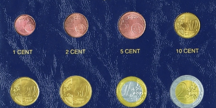 Heb jij nog zo’n mapje met eerste euromunten liggen? Dit is wat ze nu waard zijn