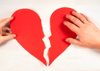 Oh oh deze bekende Nederlander heeft buiten de boot gepist…