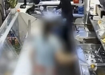 Snackbareigenaresse (54) jaagt twee overvallers met pollepel haar zaak uit (beelden)