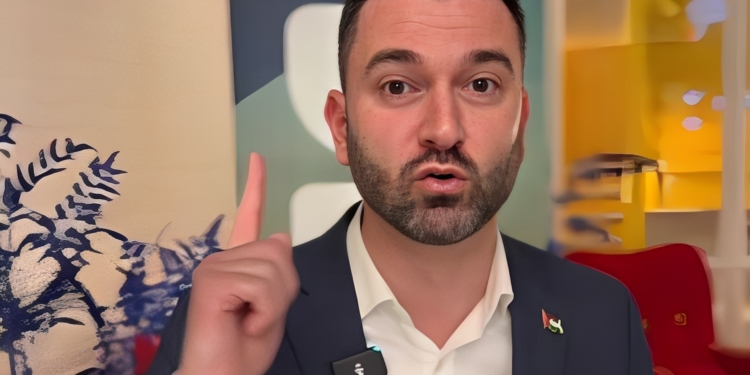 Stephan van Baarle (DENK) boos op Nederlanders: ‘Ze klappen ook nog’