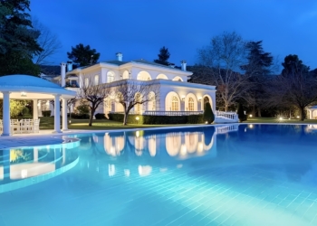 Koning Willem-Alexander en koningin Máxima betalen dit absurd bedrag voor kapitale Griekse vakantievilla