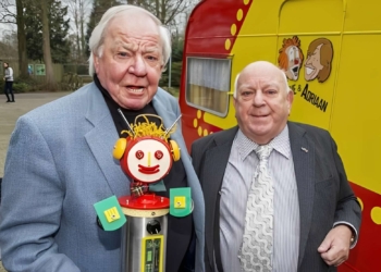 Vreselijk nieuws voor Bassie en Adriaan: “In diepe rouw na overlijden”