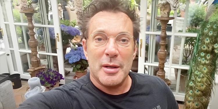 Internet ontploft door nieuwe look Gerard Joling: “Totaal onherkenbaar”