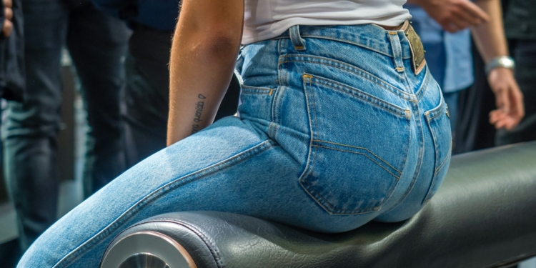 Stinkt je (spijker) broek bij het kruis? Zo kom je ervan af