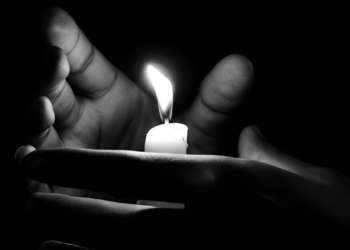 Schok in entertainmentwereld: bekende acteur (60) levenloos aangetroffen in appartement