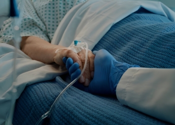 Arts waarschuwt: deze nachtelijke symptomen kunnen een teken van kanker zijn