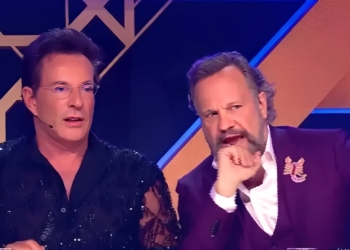Kijkers Masked Singer zeggen allemaal hetzelfde: “Zit zij in dit pak”
