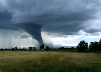 KNMI geeft waarschuwing aan bevolking voor orkanen en stroomuitval