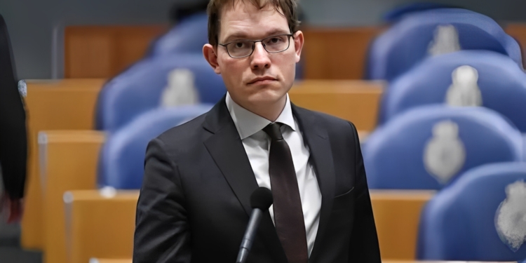 Pepijn van Houwelingen ontmaskert: zorg kapot bezuinigd voor oorlog in Oekraïne