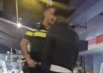 Agent leert brutale jongeman een lesje in de dönerzaak..