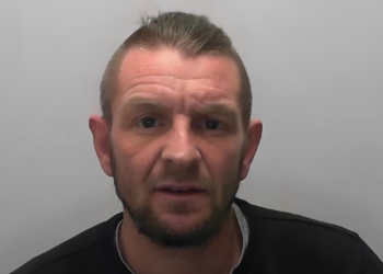 Vader doodt gewapende indringer in eigen huis nadat bende met koevoet binnenvalt