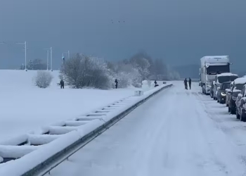 Weerdiensten waarschuwen: Alle seinen op rood door verwachte sneeuwstoring