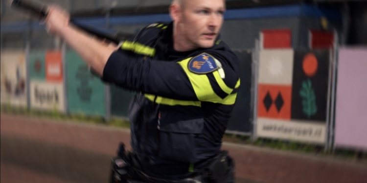 Nieuwe beelden: veelbesproken Utrechtse agent pakt vervelende jongens hardhandig aan