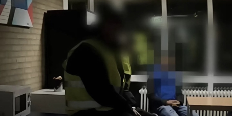 Woede na incident in AZC Budel: beveiliger dwingt bewoner om zijn voeten te kussen