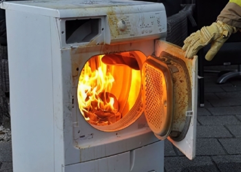 Brandweer waarschuwt: Vergeet dít klepje van de droger niet schoon te maken!