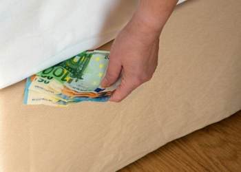 Zoveel contant geld mag je in 2026 belastingvrij thuis bewaren