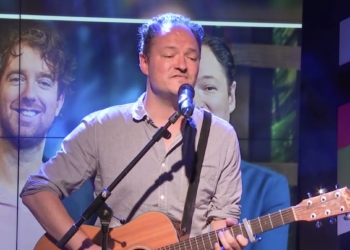 Onze gedachten op dit moment bij ‘Even tot hier’ presentator Jeroen Woe (45)