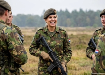Militairen woedend: Máxima (54) speelt soldaatje voor de bühne en krijgt toprang cadeau