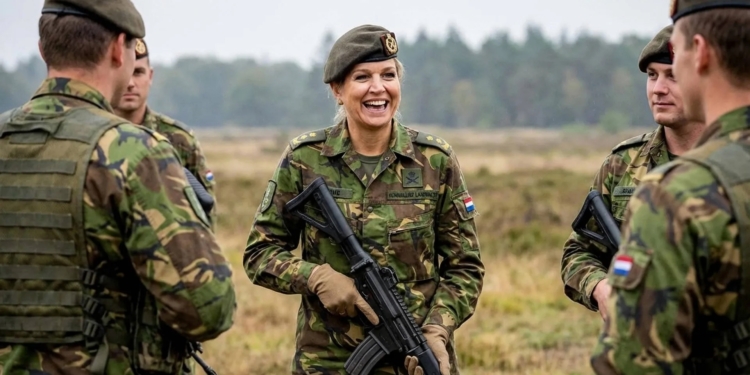 Militairen woedend: Máxima (54) speelt soldaatje voor de bühne en krijgt toprang cadeau