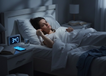 Slaapexpert waarschuwt: dit zijn de ernstige gevolgen van onderschatten slapeloosheid