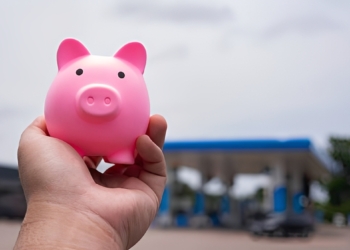 Enorme ophef ontstaan doordat moslimleider plastic varken uit etalage wil laten verwijderen