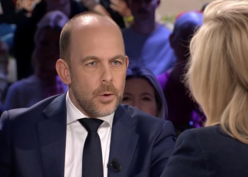 Asielminister zet gemeenten onder druk en en sluit dwang niet uit