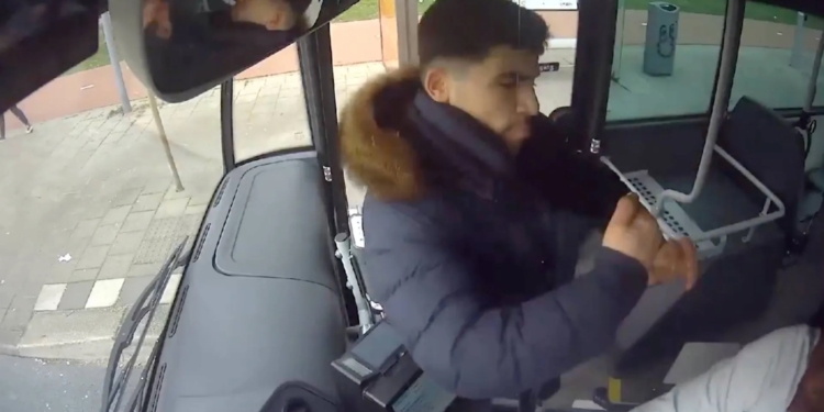 Bizar: laffe kansenparel mishandelt Rotterdamse buschauffeur niet één, maar TWEE keer!