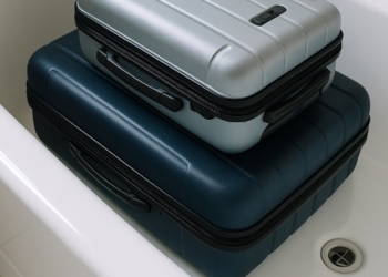 Om deze reden zetten reizigers hun koffer meteen in de badkuip