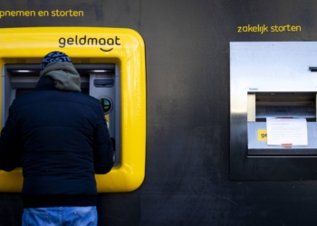 Zoveel kun je pinnen zonder controle, en vanaf dit bedrag houdt de bank je al in de gaten