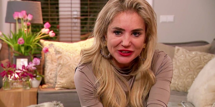 ‘Plagiaatdictator Sonja Bakker choqueert met piepjonge toyboy’