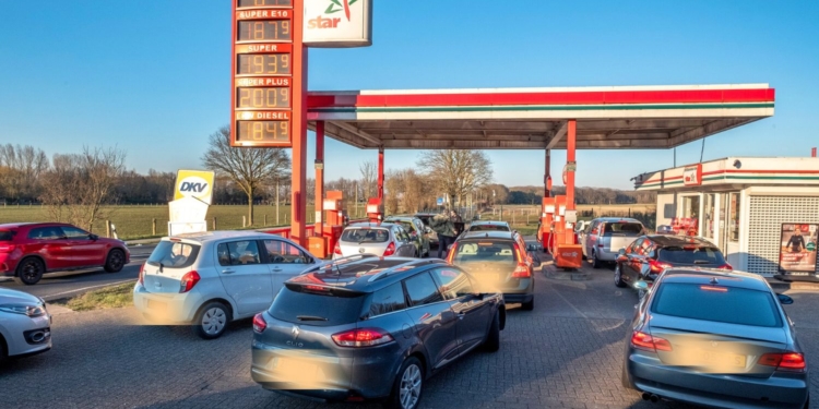 LET OP: Belastingdienst niet blij met tanken over de grens en komt met deze maatregelen