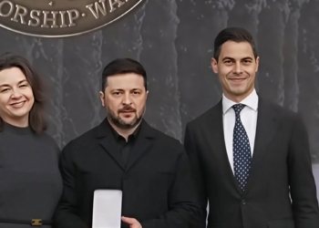 Tolk Zelenski vergeet microfoon uit te zetten en haalt keihard uit naar Nederland