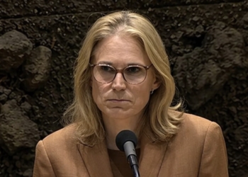 D66-woonminister zet zichzelf volledig voor schut tijdens debat