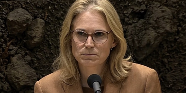 D66-woonminister zet zichzelf volledig voor schut tijdens debat