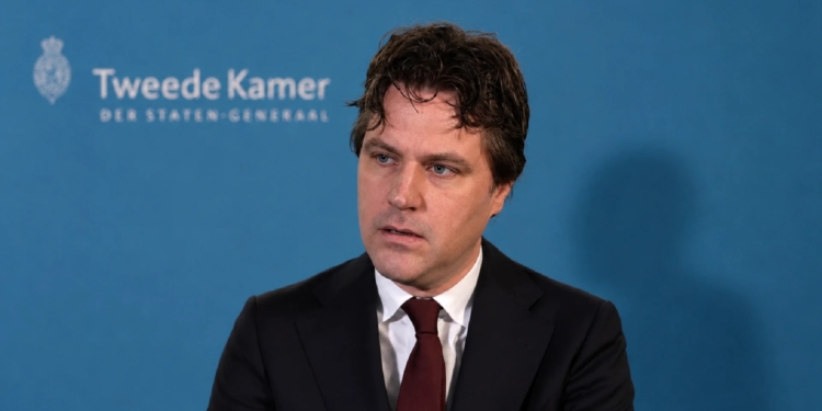 Grote spanning in kabinet: Bontenbal grijpt hard in