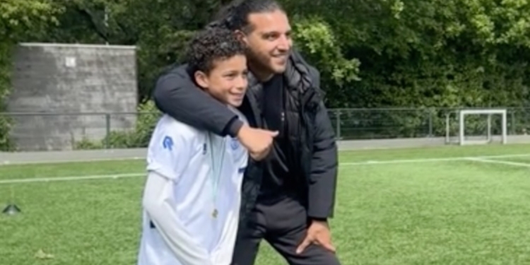 ZIEN: Jongetje confronteert met Ali B en gaat viral: ‘Hoor jij niet in de gevangenis?’