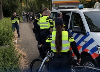 Woedende demonstrant gaat tekeer tegen agent in Apeldoorn: ‘Ik hoop dat je een dochter…’