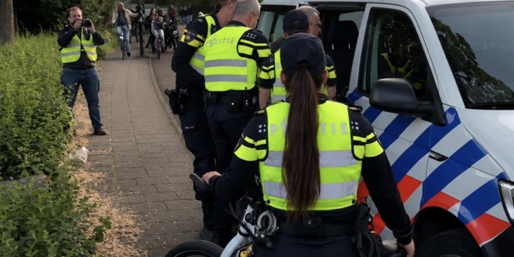 Woedende demonstrant gaat tekeer tegen agent in Apeldoorn: ‘Ik hoop dat je een dochter…’